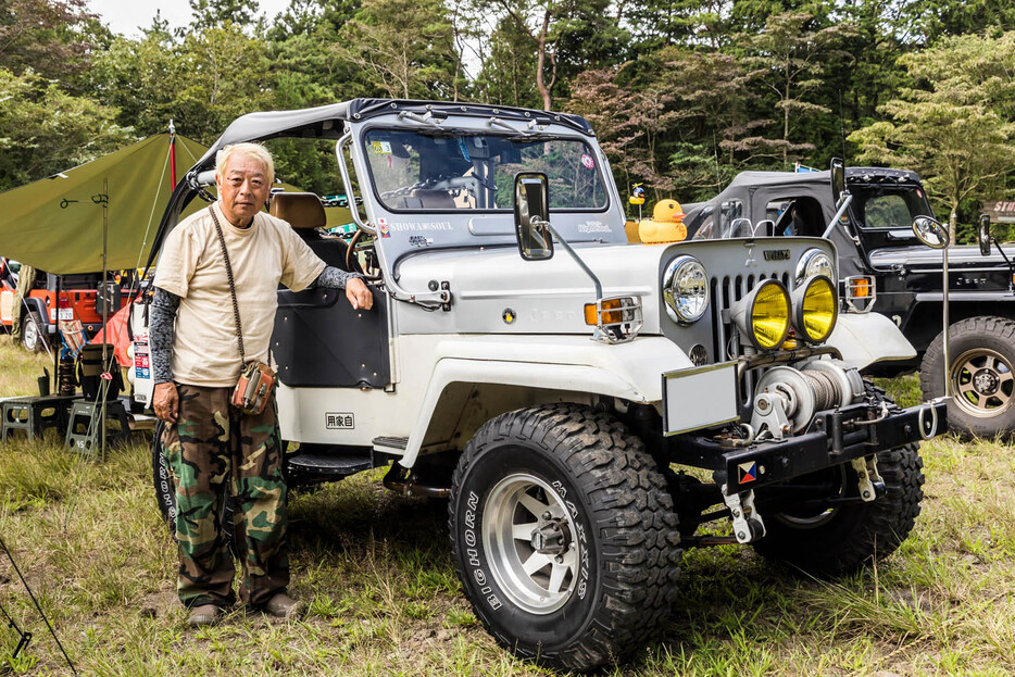 1978年式のJ58型 三菱 ジープと、オーナーの野嶋さん