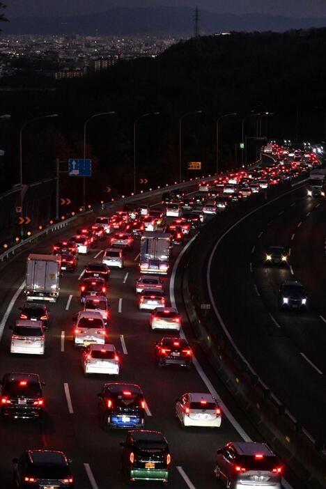 大阪方面に向かう車で混雑する中国自動車道＝３日午後５時１８分、西宮市塩瀬町名塩（撮影・斎藤雅志）