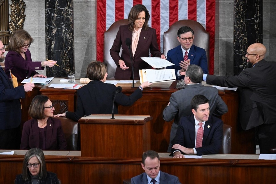 ハリス副大統領とジョンソン下院議長が監督する中、上下両院合同会議で２０２４年大統領選の認定作業が進められた=６日