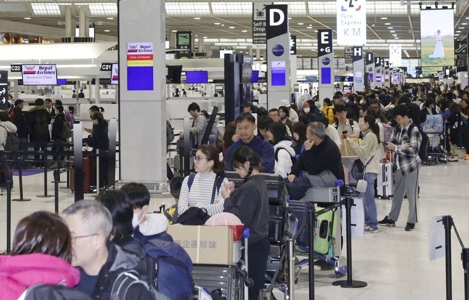 出国のピークを迎え、混雑する成田空港＝2024年12月