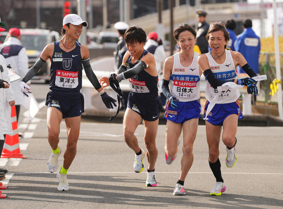 戸塚中継所でタスキリレーする、左から東洋大8区網本、9区吉田、日体大8区分須、9区山口（撮影・垰建太）