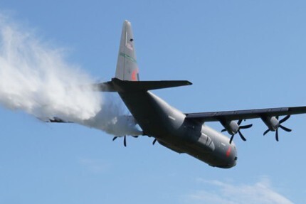 カリフォルニア州兵のC-130に搭載されたMAFFSによる放水の様子（画像：アメリカ国防総省）。