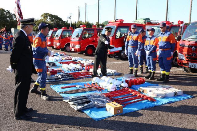 消防車両に積まれた備品などの点検を受ける門川町消防団の団員ら