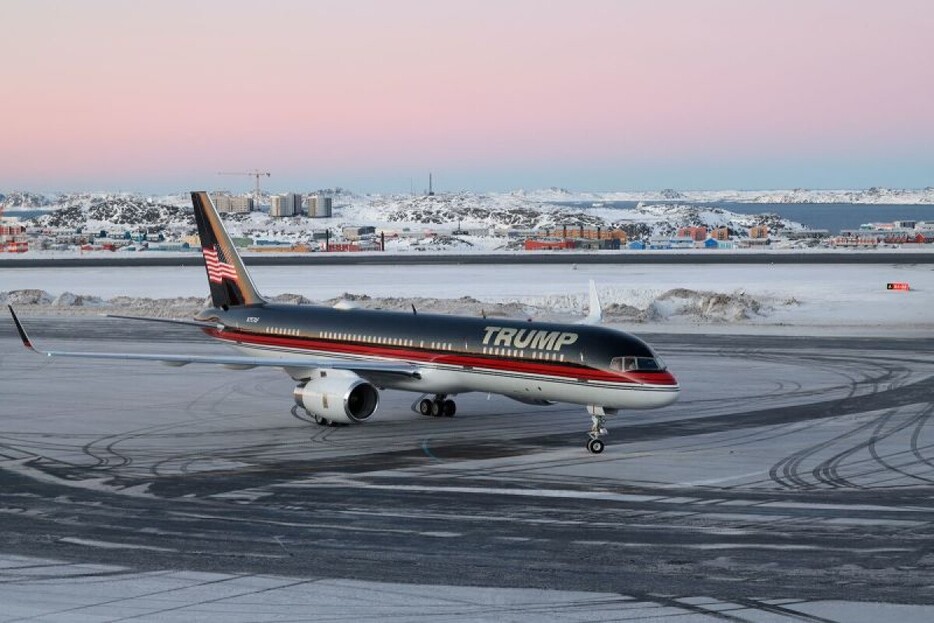 グリーンランドの主要都市ヌークに到着したドナルド・トランプ・ジュニア氏を乗せたとされる航空機＝７日