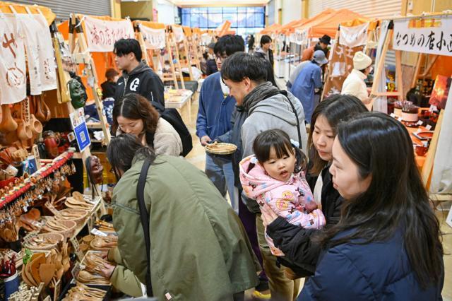 「出張朝市」の初売りで、買い物を楽しむ人たち=2025年1月2日午前、石川県輪島市、伊藤進之介撮影