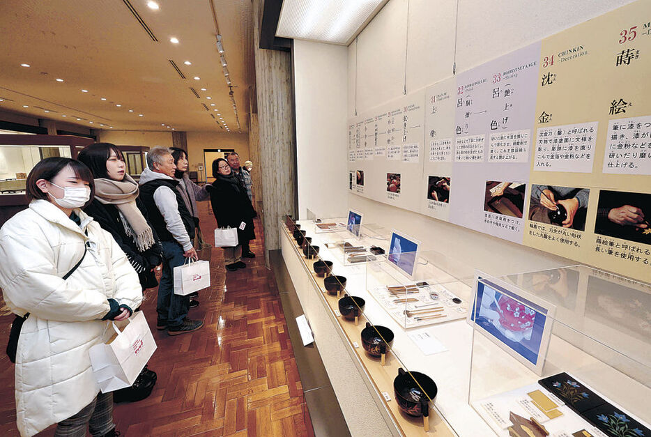 漆芸作品のコレクション展を鑑賞する来場者＝１日午前９時１５分、輪島市の石川県輪島漆芸美術館