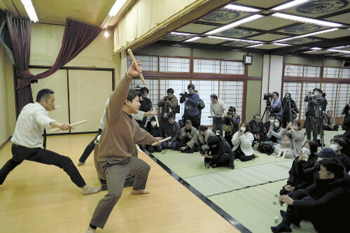 輪島市名舟町の集会所で行われた御陣乗太鼓の打ち初め式（２日）＝関口寛人撮影