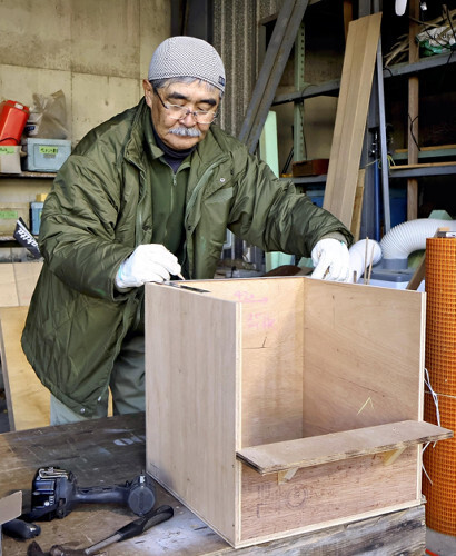 作業場で鳥の巣箱を作る大田さん。様々な備品を手作りしている（東京都日野市の多摩動物公園で）