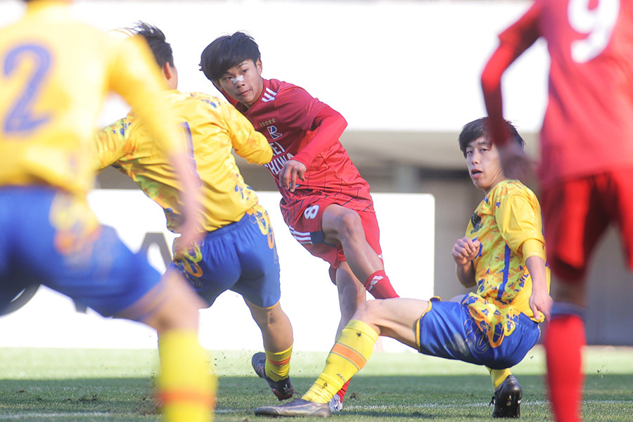 上田西戦でシュートを放つ流通経大柏の亀田歩夢【写真：産経新聞社】