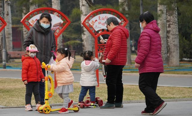 中国では平日の昼間に公園内で子どもと一緒に過ごす高齢者の姿が多く見られる＝２０２１年３月８日、北京市、西山明宏撮影