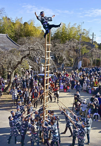 妙技を披露したはしご乗り＝4日午前、南相馬市小高区・相馬小高神社