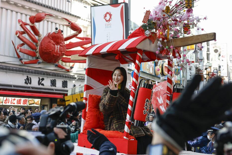 松井玲奈さんを乗せ、大阪・ミナミの繁華街を練り歩く宝恵かご＝10日午前、大阪市中央区