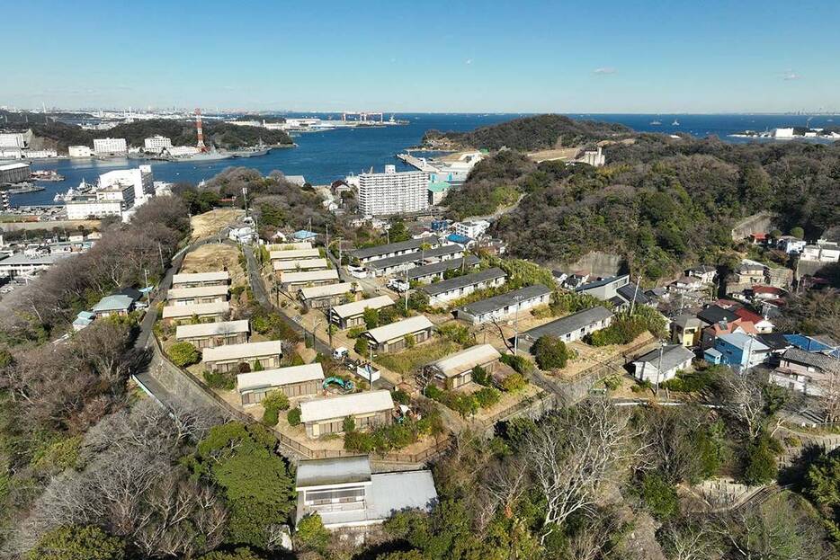 田浦港が見下ろせる〝天空の廃墟〟田浦月見台住宅＝横須賀市田浦町（エンジョイワークス提供）