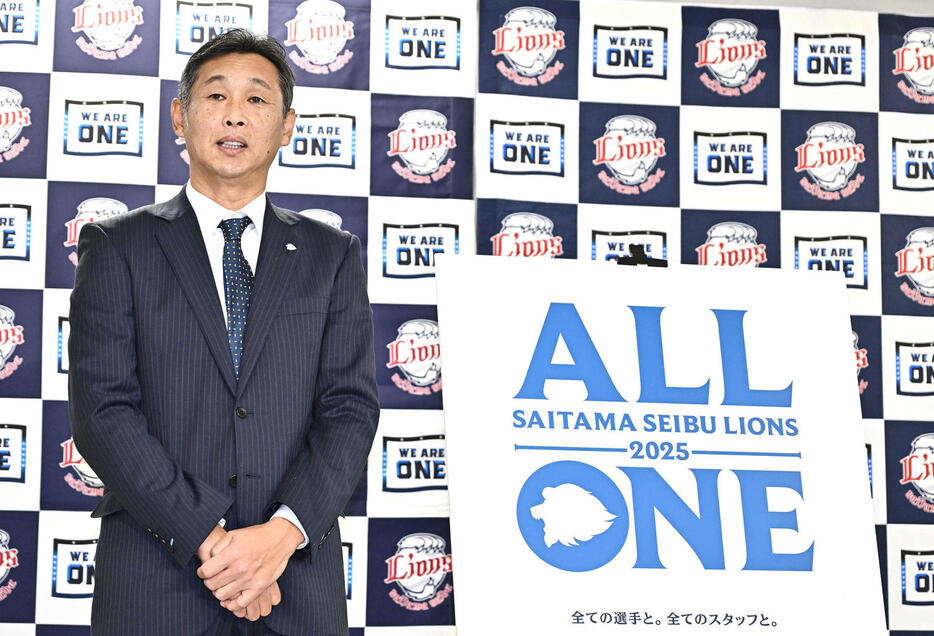 チームスローガン「ALL ONE」を発表しあいさつする西武西口新監督（撮影・滝沢徹郎）