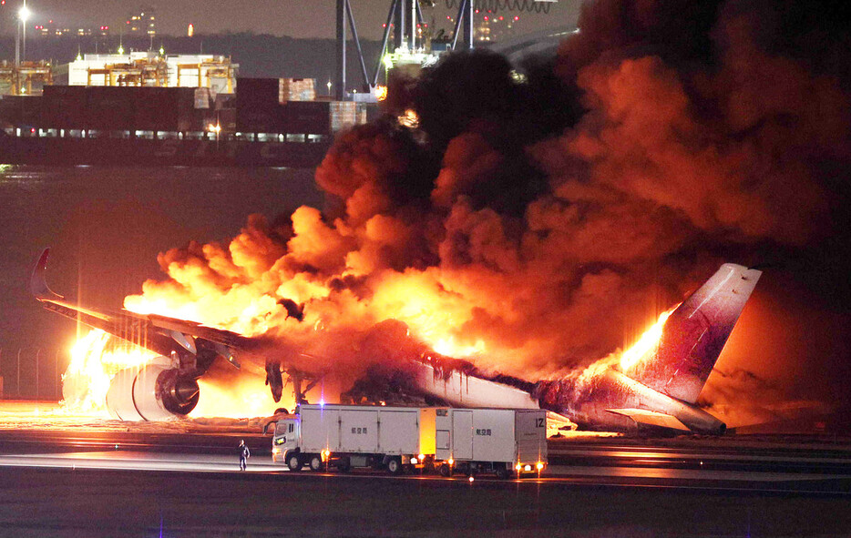 滑走路上で炎上する日本航空機＝２０２４年１月２日、東京・羽田空港