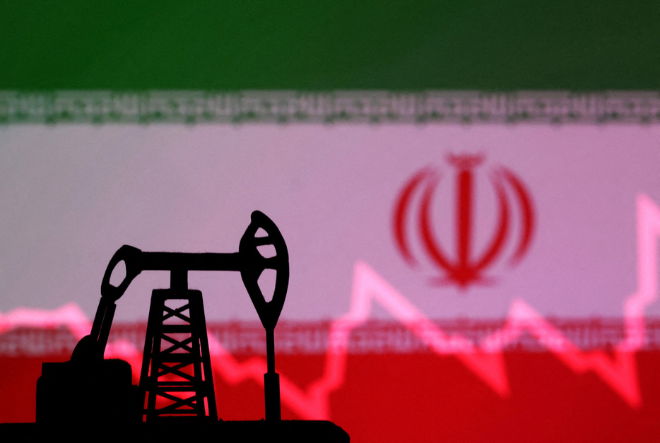 １月８日、イランが、中国の港に貯蔵された２５００万バレルの自国産原油の回収作業を進めていることが分かった。２０２３年１０月撮影のイメージ写真（２０２５年　ロイター/Dado Ruvic/Illustration）