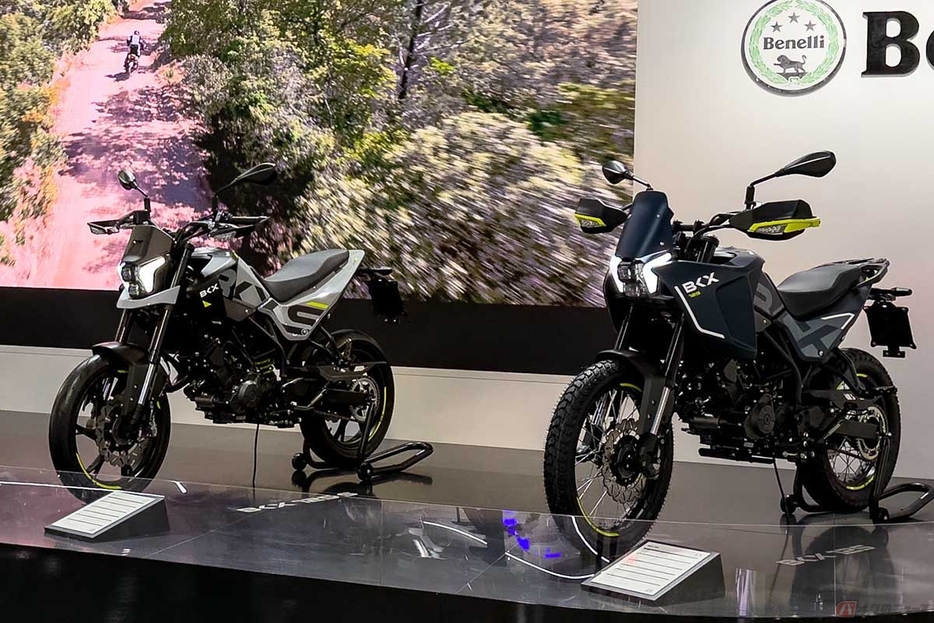 ベネリの原付二種アドベンチャー「BKX125」（右）と兄弟車の「BKX125 S」