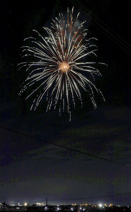 新年の夜空を明るく照らした花火＝山形市青野