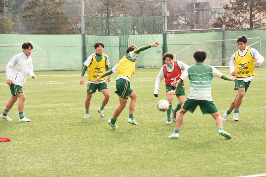 サッカーの全国高校選手権準々決勝に向け練習する静岡学園のメンバー＝さいたま市内