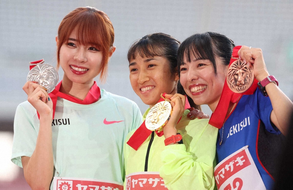 昨年6月の日本選手権女子5000メートルで優勝したる田中希実（中央）