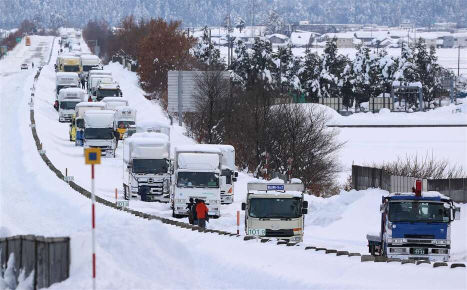 北陸自動車道福井北－福井ＩＣ間の下り線で立ち往生する車の列＝令和３年３月、福井市（恵守乾撮影）