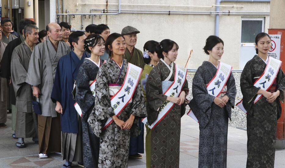 大島紬姿で商店街を練り歩く人たち＝5日午後、鹿児島県奄美市