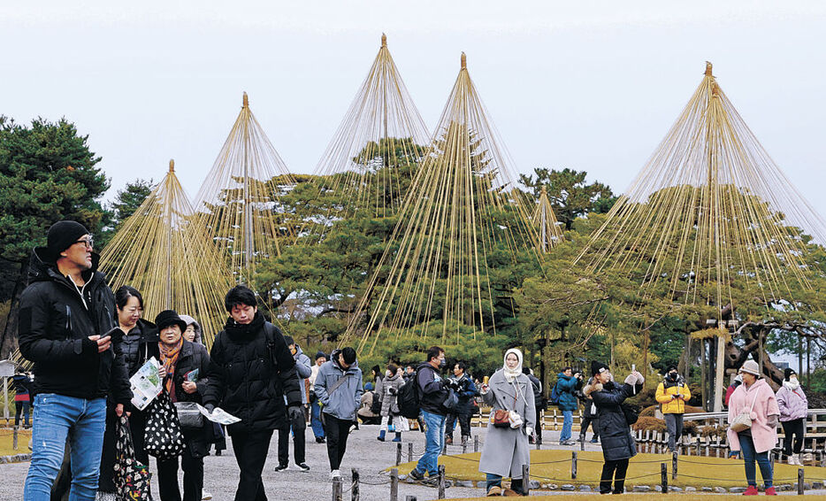 大勢の観光客でにぎわう園内＝４日午前１０時半、兼六園