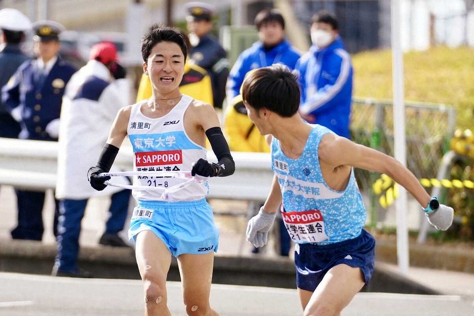 9区・古川大晃（右）にたすきをつなぐ関東学生連合8区・秋吉拓真（撮影・会津　智海）