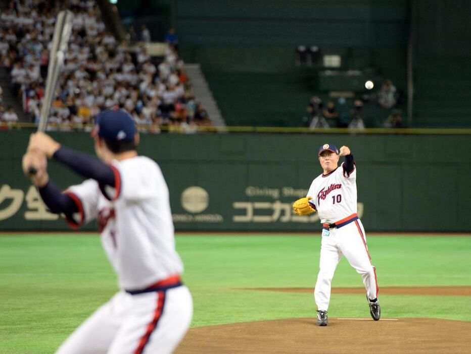 始球式で日本ハム時代の大谷翔平選手（左）と対戦　＝平成28年8月、東京ドーム