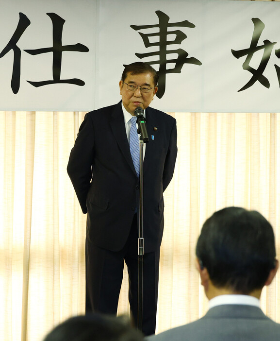 自民党の新年仕事始めであいさつする石破茂首相＝７日午前、東京・永田町の同党本部