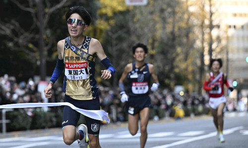 ８位でゴールした東国大・大村良紀（左）（３日）＝西孝高撮影