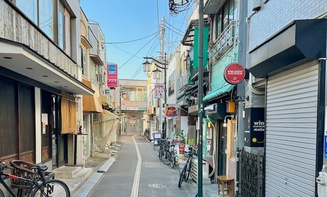 昼間はだいぶ静かです。写真奥が山下駅