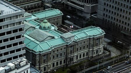 東京都中央区にある日本銀行本店。準備預金制度の超過準備から得られる「預け金利息」が収益を牽引する銀行も多い中、日銀は預金準備率の引き上げに動くのか（撮影：今井康一）