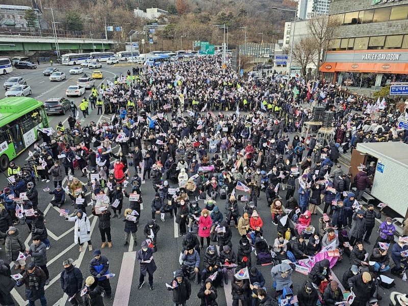 韓国の尹錫悦大統領に対する逮捕状執行が中止され、沸く尹氏の支持者ら＝ソウルで2025年1月3日午後3時4分、日下部元美撮影