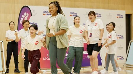 「女の子のためにスポーツを変えるウィーク – COACH THE DREAM – 」で子どもたちと一緒に身体を動かす大坂なおみ選手（写真：ローレウス財団提供）