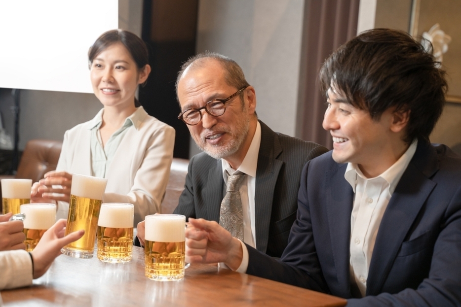 社外での飲み会などは「労働時間」に含まれるの？ 定義や残業代がでる労働時間を解説