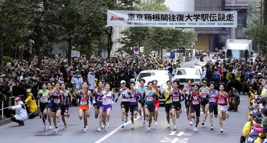 東京箱根間往復大学駅伝で、一斉にスタートする選手たち＝東京・大手町