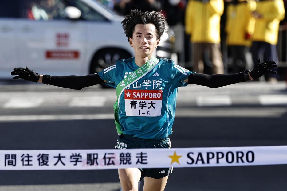 ゴールする青学大5区の若林宏樹。2年連続7度目の往路優勝を果たした＝神奈川県箱根町