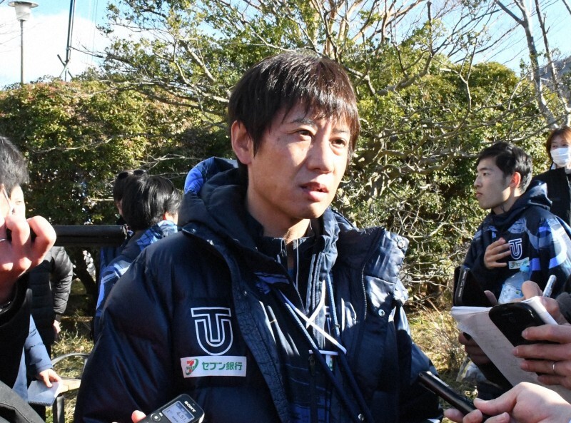 箱根駅伝の往路のフィニッシュ後、報道陣の取材に応じる東洋大の酒井俊幸監督＝神奈川県箱根町で2025年1月2日、磯貝映奈撮影