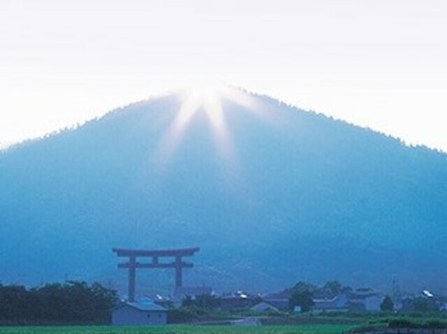 三輪山と大神神社大鳥居　大神神社HPより