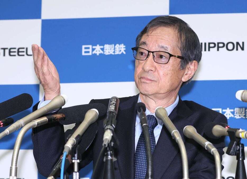 記者会見する日本製鉄の橋本英二会長＝7日午前、東京都千代田区（斉藤佳憲撮影）