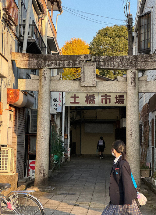 通りに面した土橋八幡宮の鳥居の向こうに、市場が広がる＝福岡県八女市本町で２０２４年１２月１０日午後４時４分、谷由美子撮影