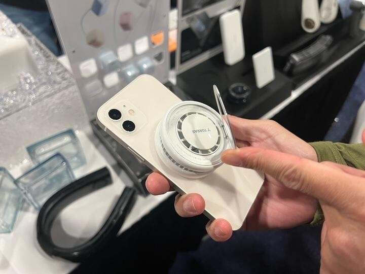 ペルチェで冷やしてワイヤレス充電。まるでスマホのエアコン #CES2025