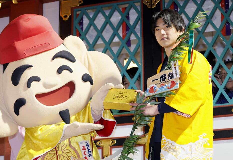 西宮神社の「福男選び」で「一番福」となった大岸史弥さん＝10日午前、兵庫県西宮市