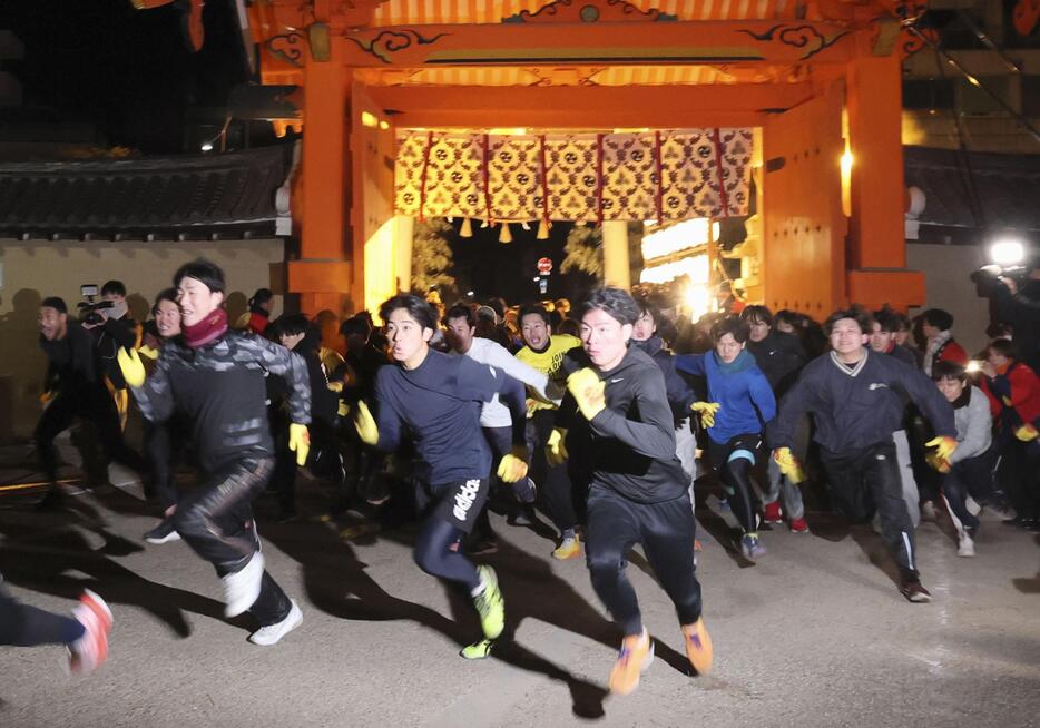 西宮神社の「福男選び」で、本殿を目指して一斉に駆け出す参拝者＝10日午前6時、兵庫県西宮市