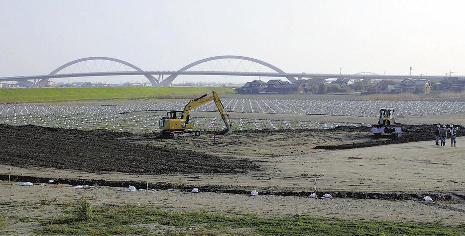 地盤対策工事が進められている「大川の駅」の予定地。3月で整備はストップする（昨年12月26日、福岡県大川市で）