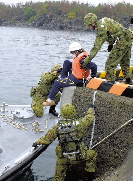 訓練で、避難者を船上に誘導する自衛隊員ら（昨年11月、鹿児島市桜島赤水町で）＝横峯昂撮影