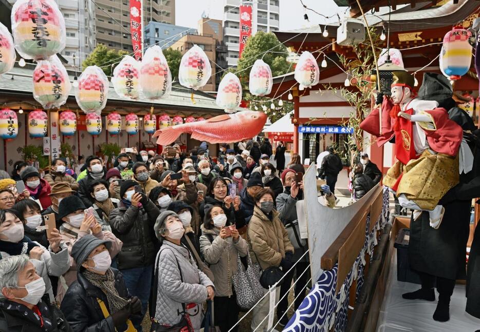 淡路人形浄瑠璃の奉納で、参拝者の前でタイを釣り上げる「えびす様」＝９日午後、神戸市兵庫区西柳原町（撮影・風斗雅博）