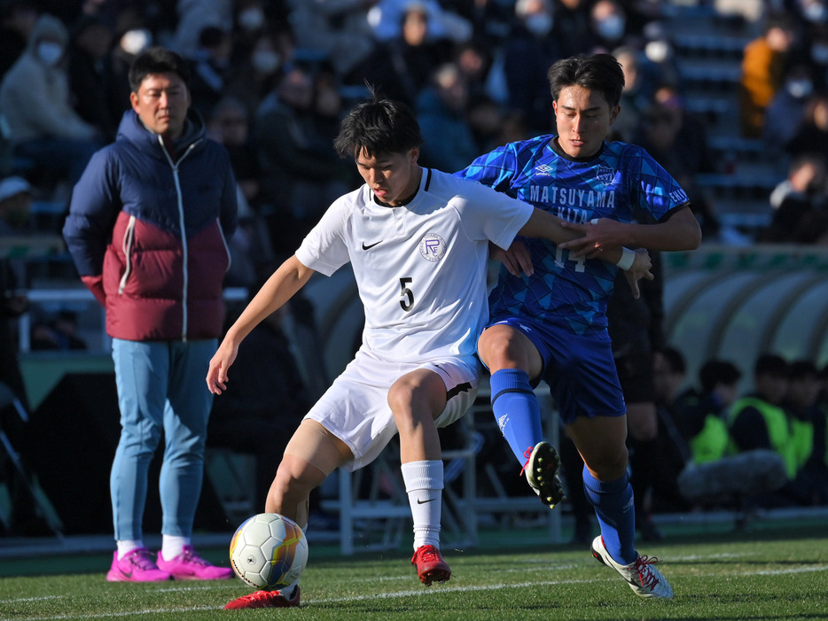 龍谷富山のCBを担ったDF村西琉斗(写真協力『高校サッカー年鑑』)(HIGH SCHOOL SOCCER YEARBOOK)