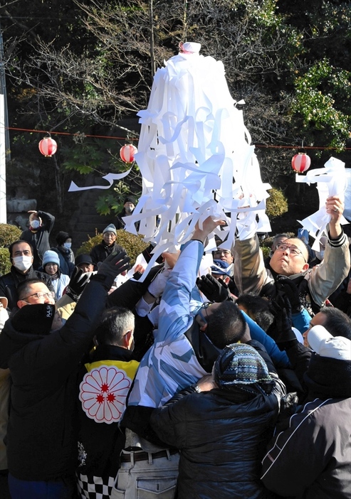 一年の福を求め、岩角寺境内で繰り広げられた梵天争奪戦